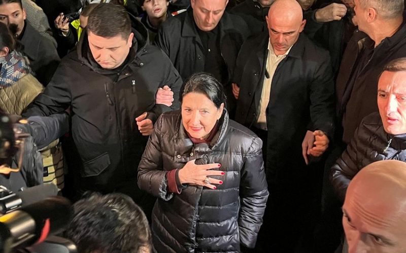Gürcüstan Prezidenti Tbilisidə parlament binası qarşısında aksiyaçılara qoşulub 