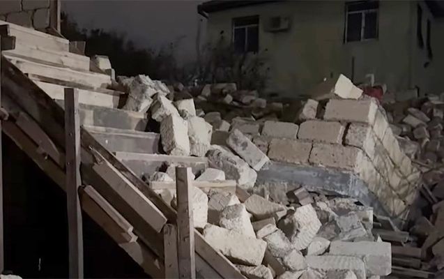 Tikinti apararkən başlarına uçan evin - Görüntüsü 