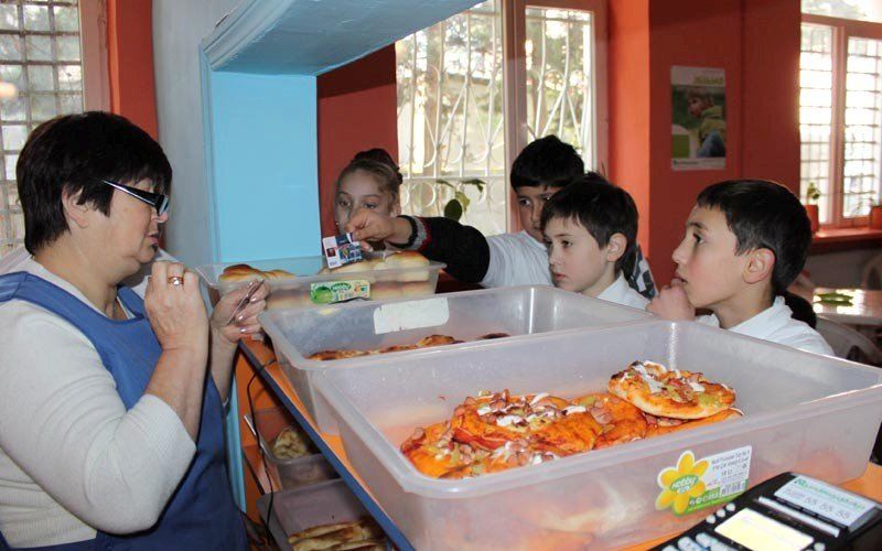 Şagirdlərin sağlam qidalanma problemi - Məktəb bufetlərində nələr satılır?