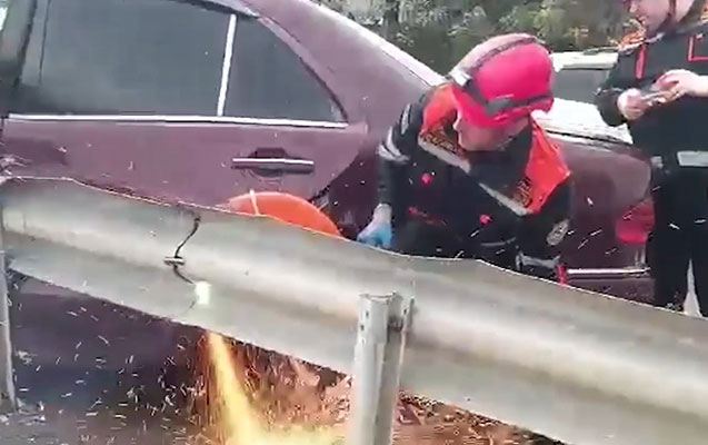 Qapını kəsib sürücünü xilas etdilər 