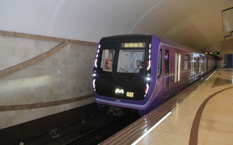 Bakı metrosunda daha bir sərnişin qatar yoluna düşüb 