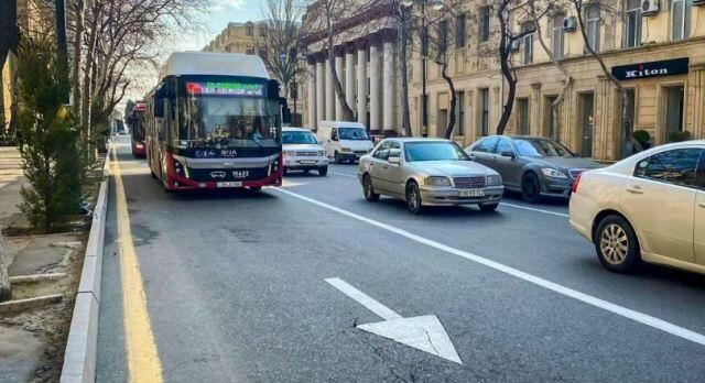 Bu küçədə avtobus zolağında vaxt məhdudiyyəti tətbiq edildi 