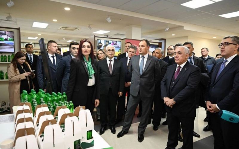 Baş nazir Əli Əsədov Minskdə Azərbaycan Ticarət Evində olub 