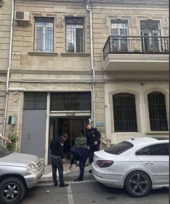 Gənc qız özünü binanın damından atdı 