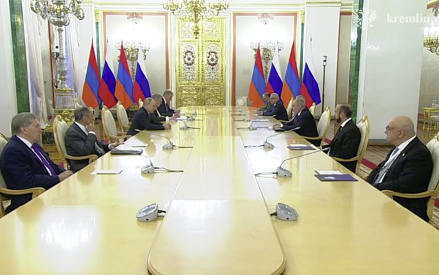 Putin Paşinyanla görüşdü 