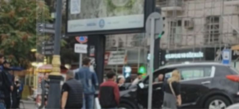 İki avtomobil toqquşdu, biri reklam lövhəsinə çırpıldı 