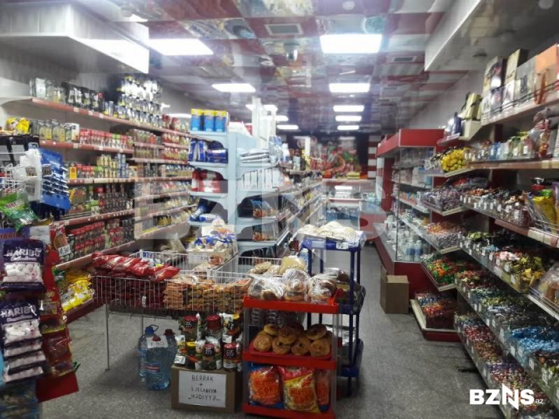 Mağazaya girib, hamının borcunu ödədi 