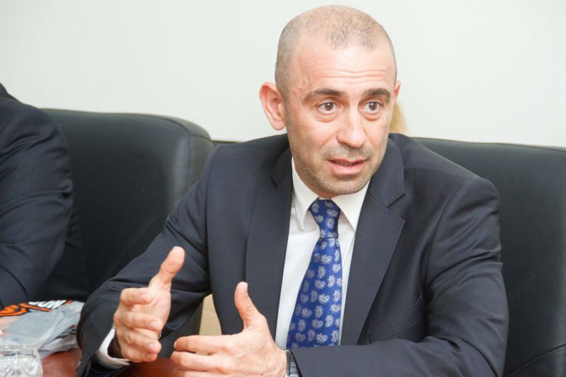 Mustafayevin mağazasından 330 minlik saat oğurladı 