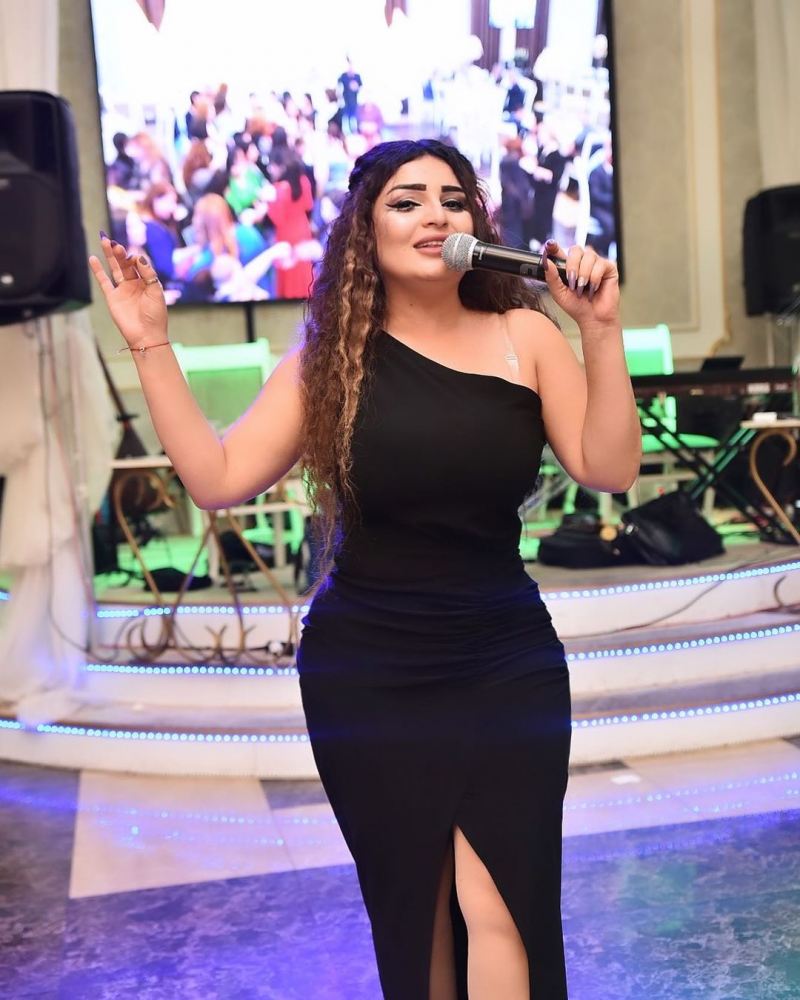 Toya gedən müğənninin maşını aşdı 