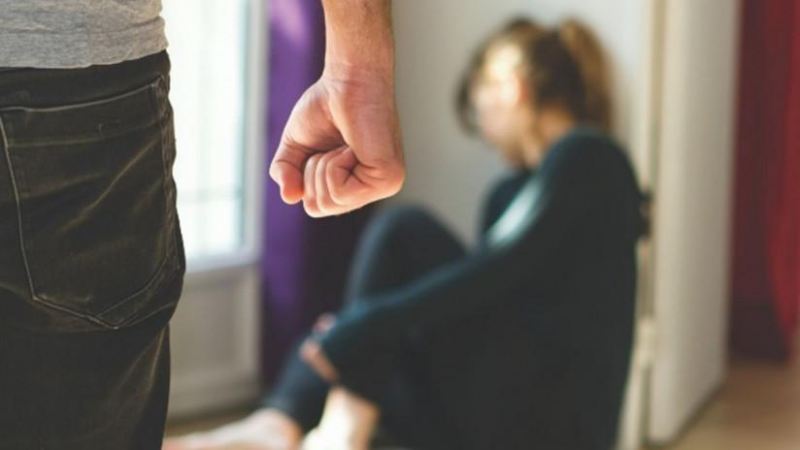 Qadın qətlləri artır: Niyə öldürülənə qədər tədbir görə bilmirik?