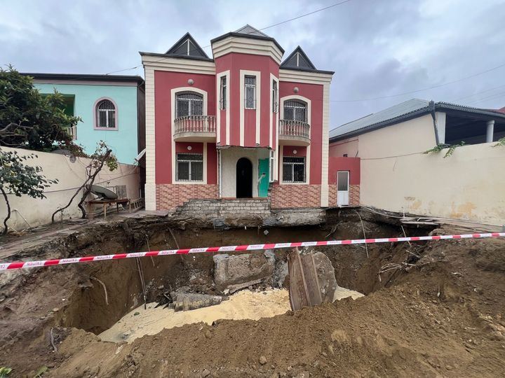 Bakıda kollektorun üzərində tikilən villa hər an uça bilər - RƏSMİ AÇIQLAMA 