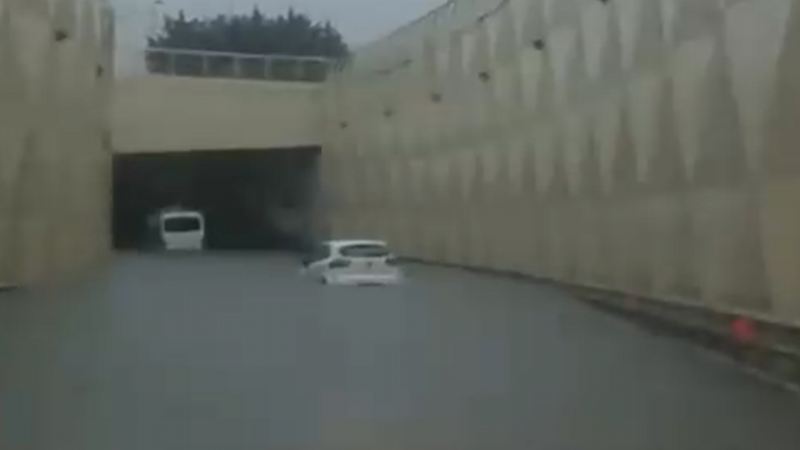 Təhlükəli ANLAR! Bakıda avtomobillər tuneldə batdı - VİDEO