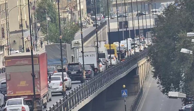 Bakıda qəza sıxlıq yaratdı - FOTO 