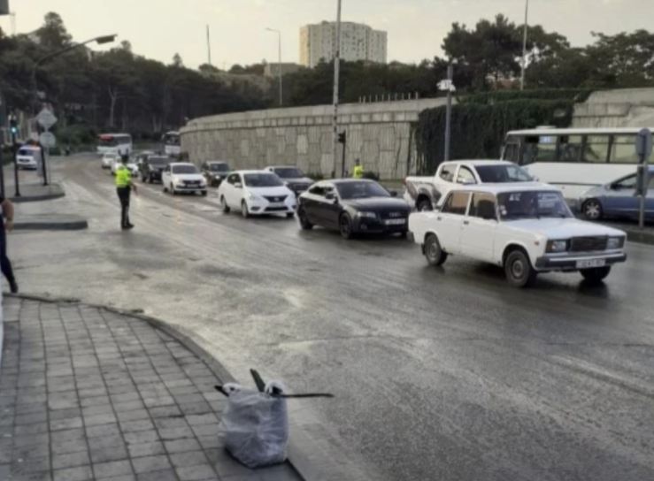 Yola bitum dağıldı, 6 maşın sürüşüb toqquşdu - FOTO 