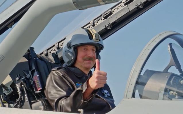 İlham Əliyev “JF-17C” təyyarəsinin sükanı arxasında – VİDEO 