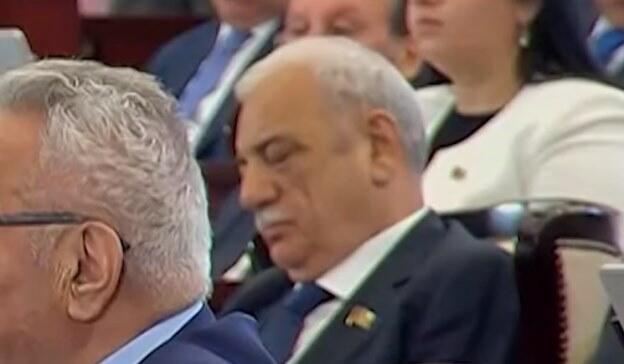 Başımı aşağı salıb fikirləşirəm, deyirlər yatmısan... - Deputat 