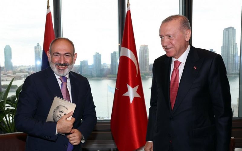İrəvanda əks-səda doğuran Ərdoğan-Paşinyan görüşü: \"Paşinyan bu kitabla şəkil çəkdirməsi...\"