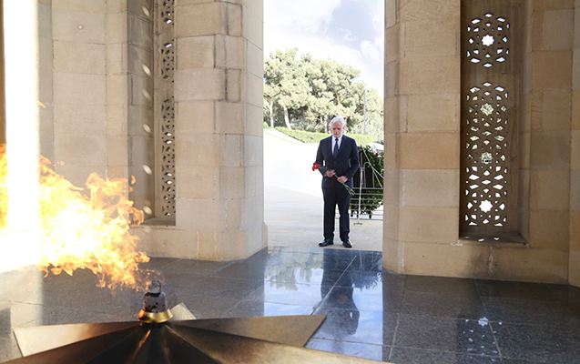 ABŞ səfiri şəhidlərin xatirəsini yad edib 