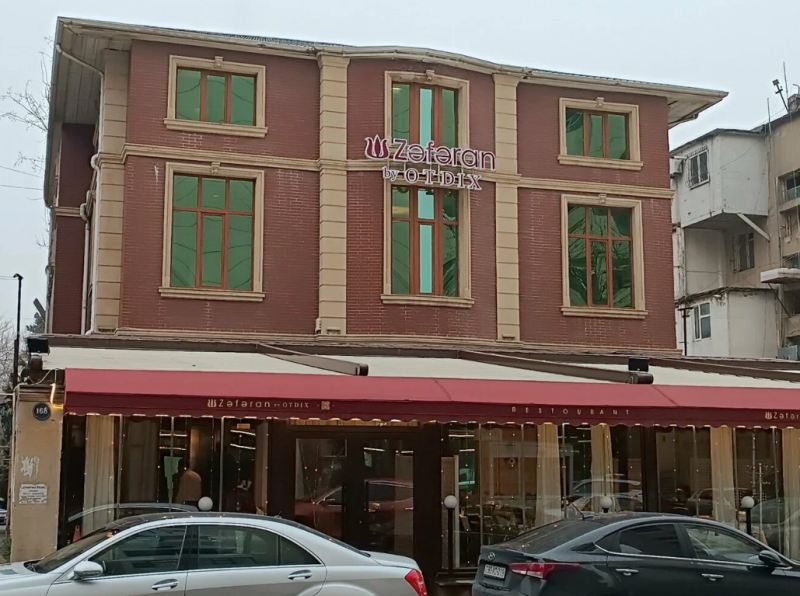 Sakinləri aldadıb, binanın həyətində restoran tikdilər: \"Zəfəran Otdıx\" yüzlərlə ailənin kabusuna çevrilib -VİDEO