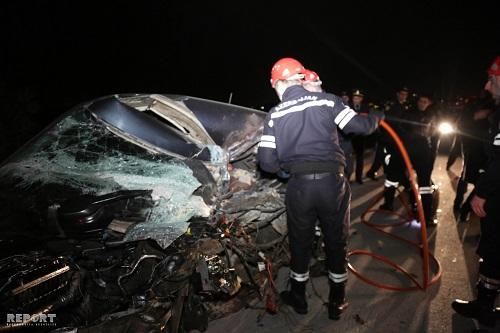Ödənişli yolda qəza: Yaralılar 12 metrlik dərədən çıxarıldı - Video 