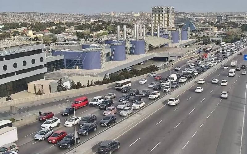 Bakının bir çox yollarında tıxac müşahidə edilir - SİYAHI 