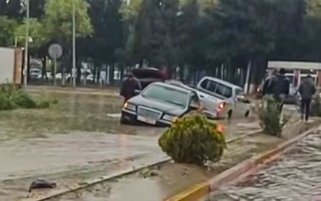 Sumqayıtda avtomobillər yağış sularında batdı 