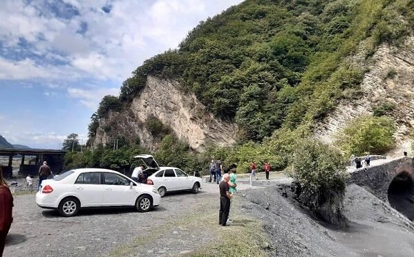 Sel Ağsuda avtomobil yolunu yararsız hala saldı 