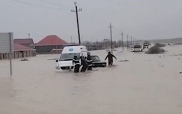 Təcili yardım maşını da suda batdı - Video 