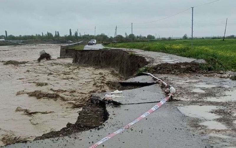 Sel avtomobil yolunu yararsız hala saldı - FOTO 