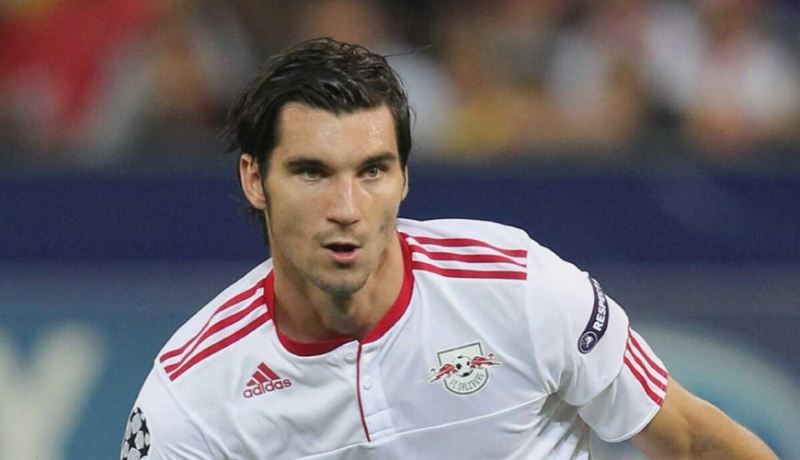 Tanınmış futbolçu faciəvi şəkildə öldü - FOTO 