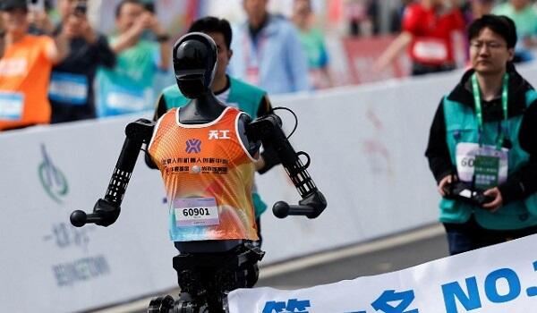 Dünyada ilk: Robotlar insanlarla yarışdı 