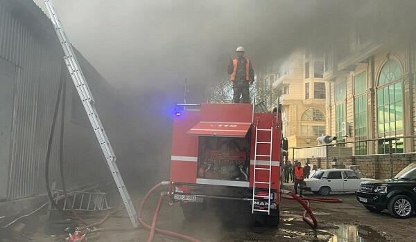 Bakının mərkəzindəki yanğın söndürüldü 