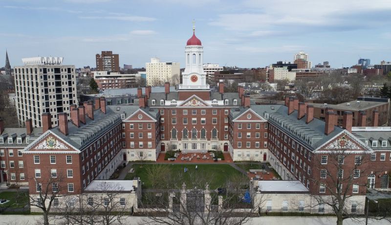 Harvard Universiteti Ağ Evi məhkəməyə verdi 