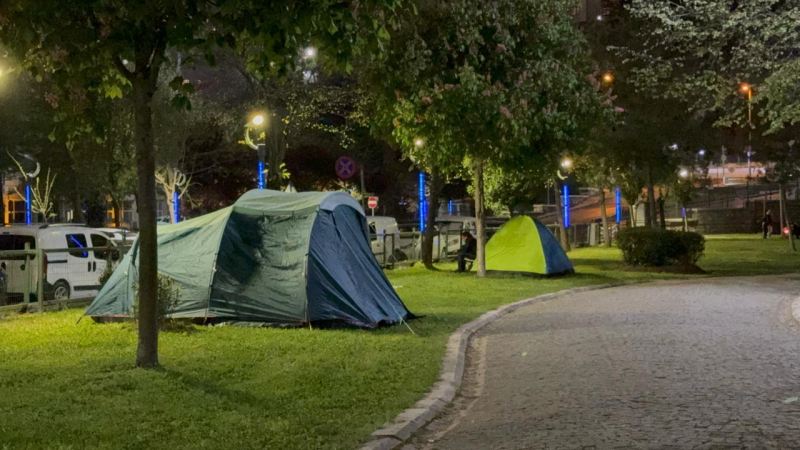 İstanbulda zəlzələ qorxusu: Vətəndaşlar parklarda çadır qurub gecələyirlər