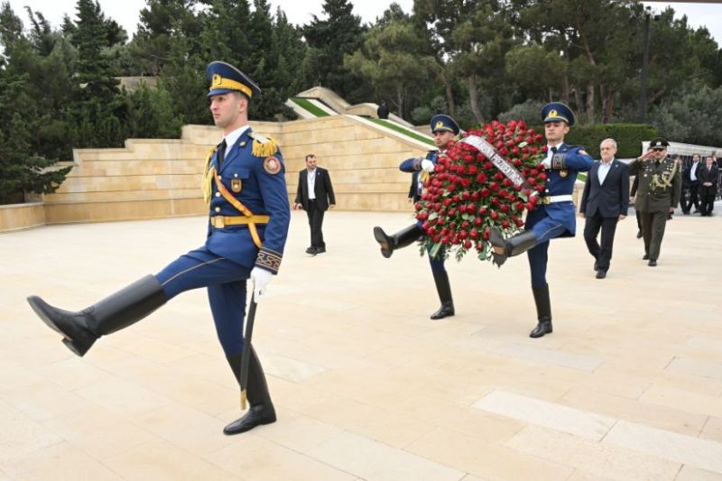 İran Prezidenti Məsud Pezeşkian Bakıda şəhidlərin xatirəsini anıb 
