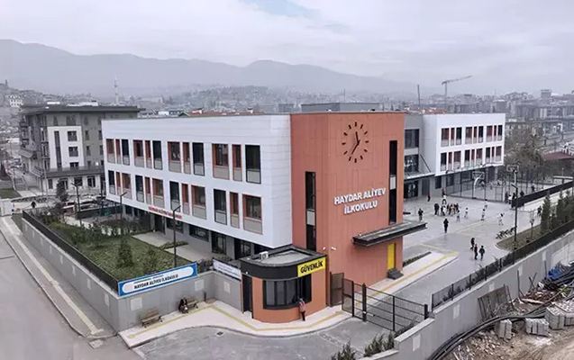 Azərbaycan zəlzələdən dağılmış binanın yerində məktəb tikdi 