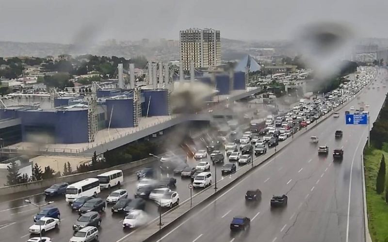 Bakının yağışlı yollarında tıxac müşahidə edilir - SİYAHI 