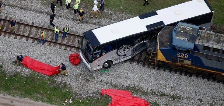 Rusiyada turist avtobusu  qatarla toqquşdu 