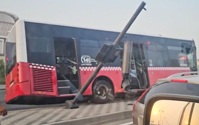 8 Noyabrda avtobus işıqfora çırpıldı - Video 