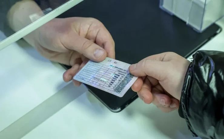 Deputatın azərbaycanlı köməkçisinin \"prava\"sı əlindən alındı 