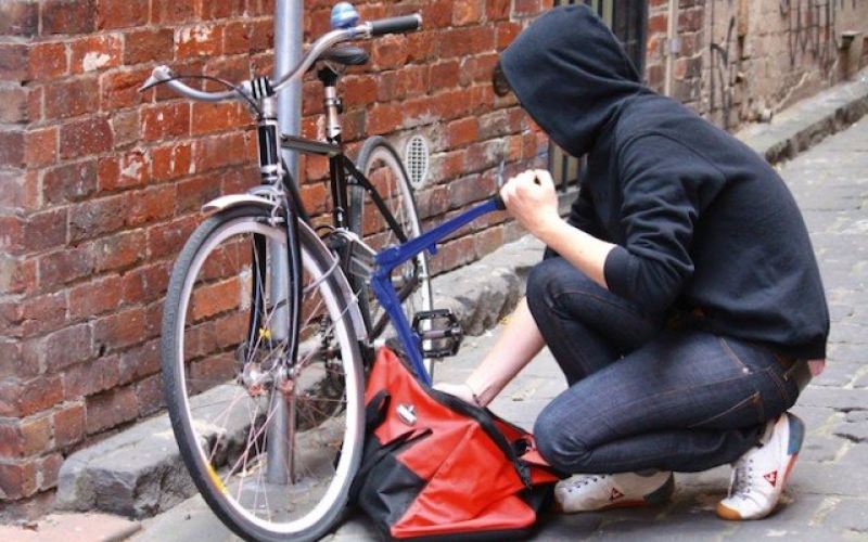 Evlərdən elektrik naqili və velosiped oğurlayanlar saxlanıldı 