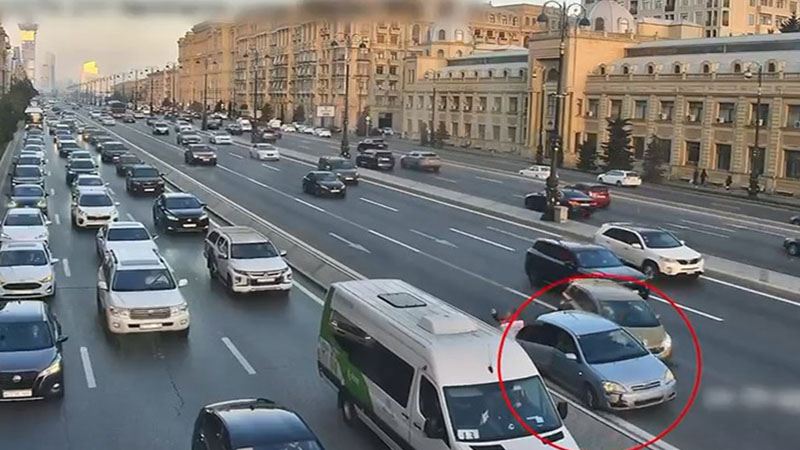 Sərnişini yolun ortasında düşürdü, qəza oldu (VİDEO) 