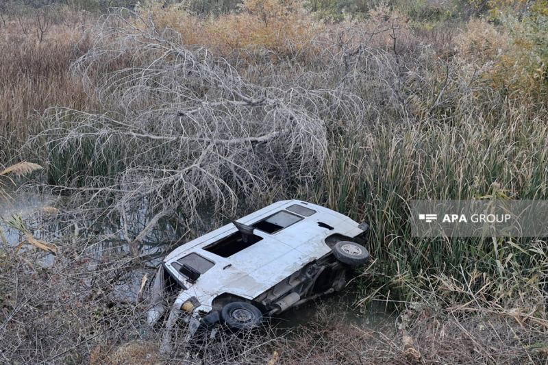 Şəmkirdə mikroavtobus su kanalına aşıb: 6 nəfər xəsarət alıb - FOTO -YENİNLƏNDİ