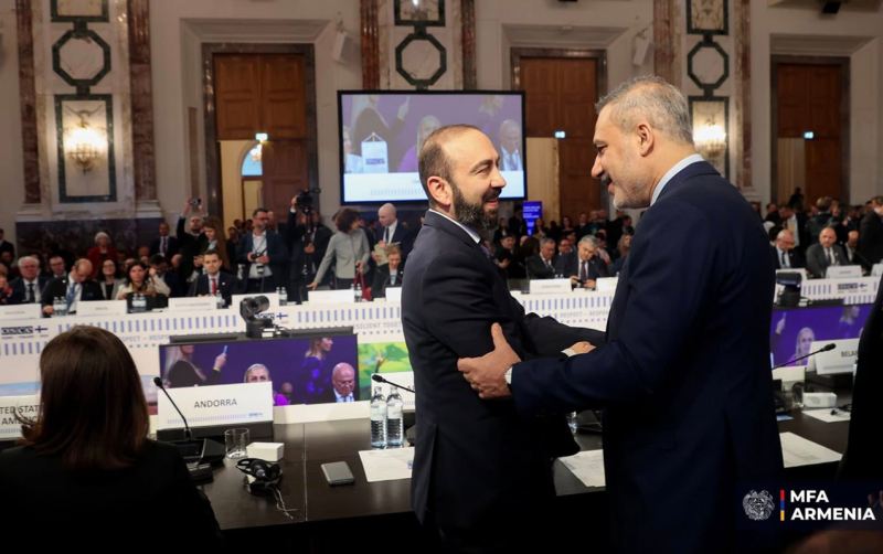 Mirzoyanla Hakan Fidan Vyanada görüşdü - Foto 