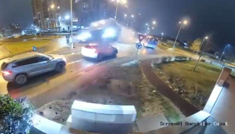 “Mercedes” iki avtomobilin üzərindən uçdu – “Kiberpank” effektli qeyri-adi qəza 