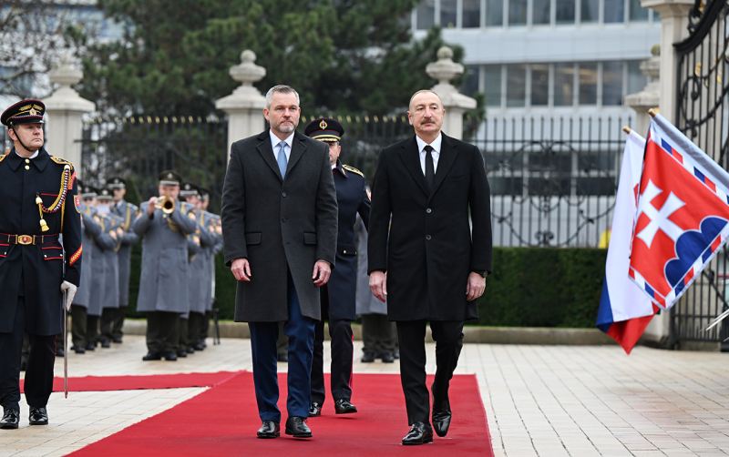 İlham Əliyev Slovakiya prezidenti ilə təkbətək görüşdü 