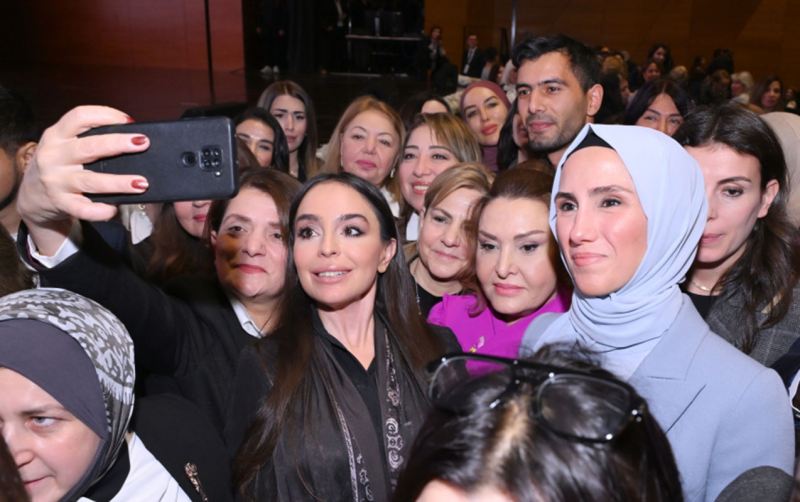 Leyla Əliyeva Ərdoğanın qızı ilə bir arada - Fotolar 