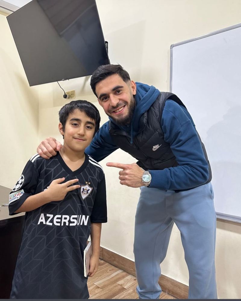 Elvin Cəfərquliyev \"Qarabağ\"ın oyununu tək izləyən uşaqla görüşdü - FOTO 