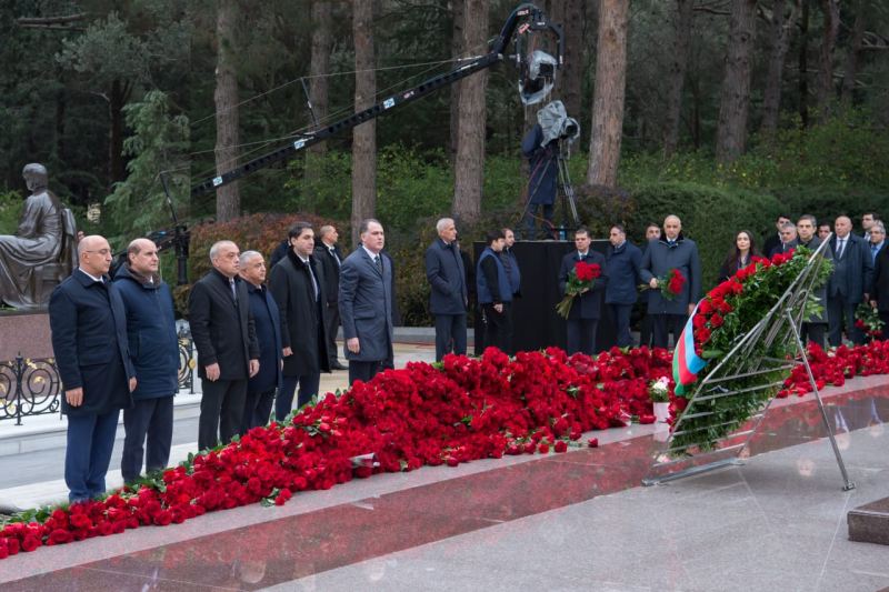 ADSEA kollektivi Fəxri xiyabanda Heydər Əliyevin xatirəsini andı 