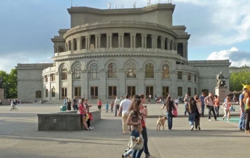 Polşalı azarkeşlər İrəvanın mərkəzində xaos yaratdı 